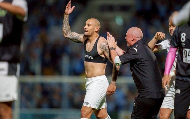 Rafael Furtado celebra gol decisivo na vitória do Sagamihara na Copa do Imperador. Reprodução: Esporte IG