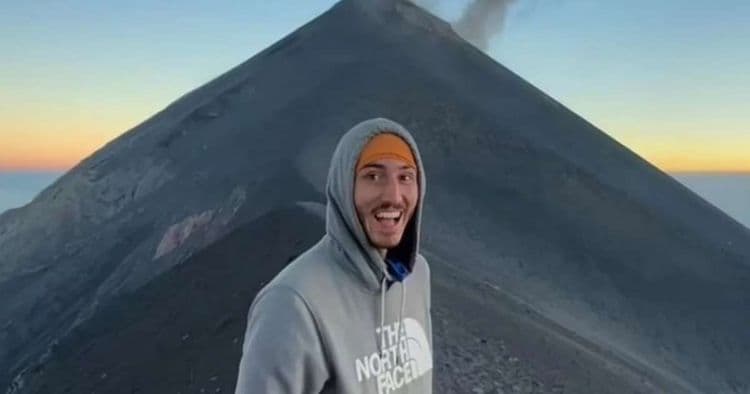 Influenciador morre em acidente durante descida de vulcão