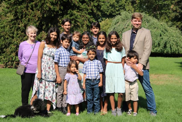 Autora com o marido, dez filhos e a avó em foto da família. Legenda da imagem. Reprodução: Business Insider