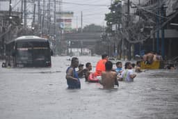 Pessoas enfrentam enchente urbana enquanto o COP30 discute financiamento climático. Reprodução: O Globo