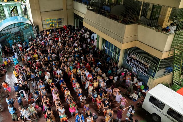 Moradores fizeram fila para evacuação diante do Fung-Wong em Manila. Legenda da imagem. Reprodução: Retorno do item 11