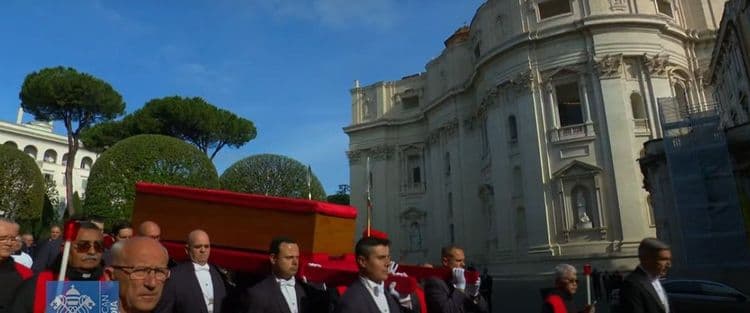 Momento de oração presidido pelo cardeal Kevin Joseph Farrell. Reprodução: Globo