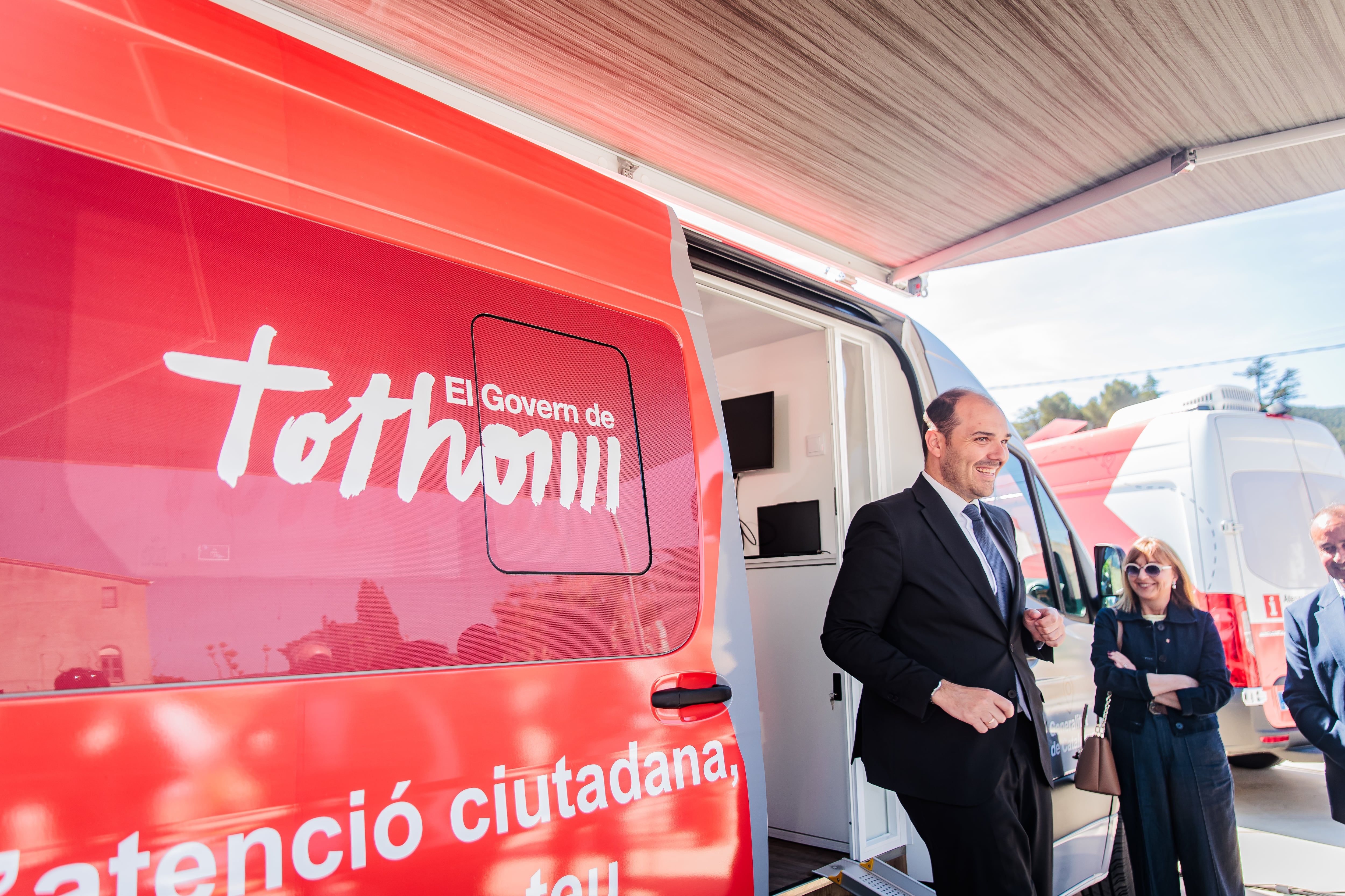 Cinco furgonetas da Generalitat atuam como escritórios móveis de atendimento ao cidadão.. Reprodução: Elpais