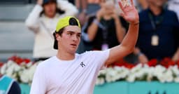 João Fonseca celebra vitória em Madrid, avançando à segunda rodada após derrotar Elmer Moller. Reprodução: Terra