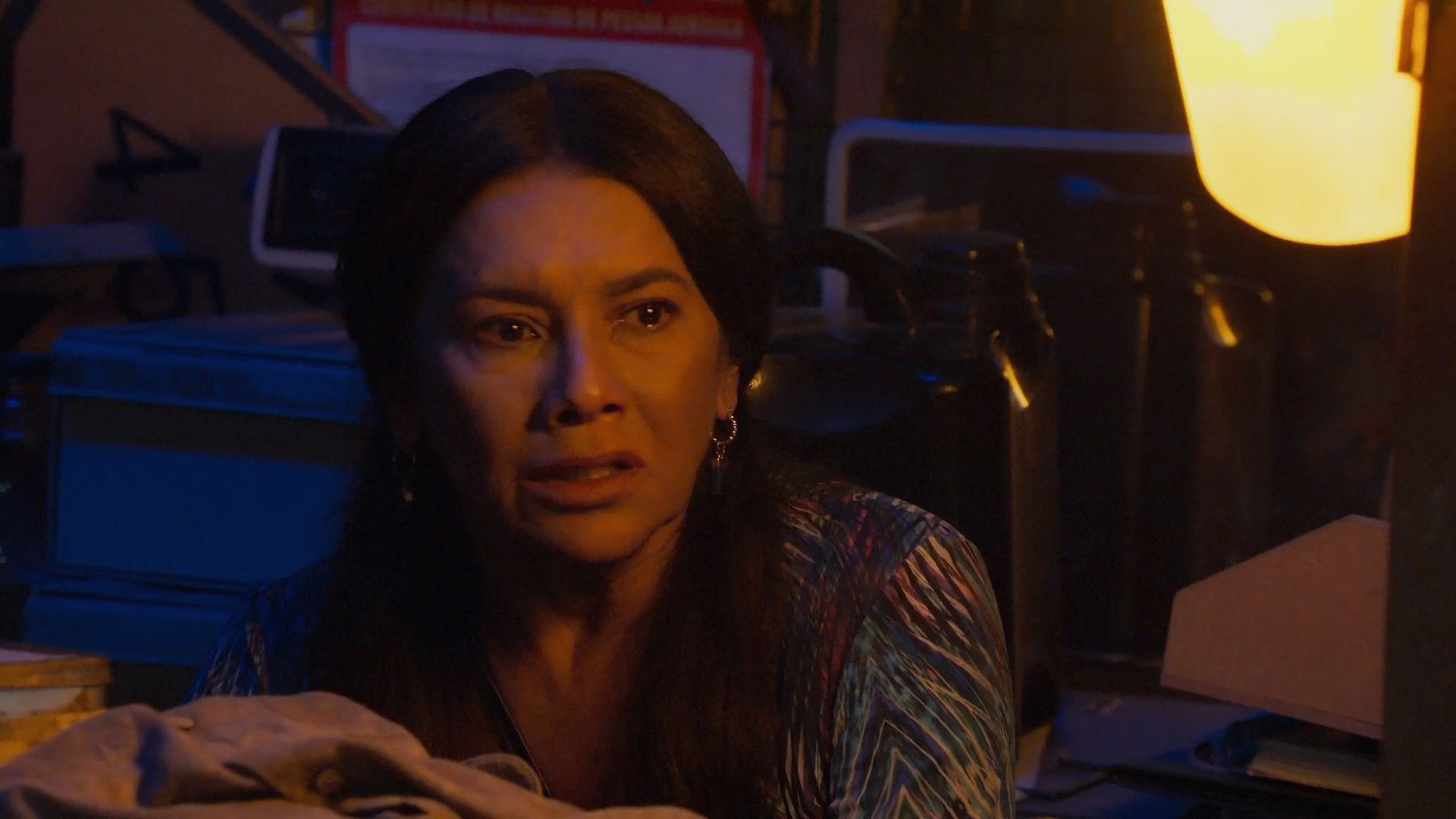 Lígia foge horrorizada após flagrar cena bizarra no ferro-velho. Reprodução: Gshow