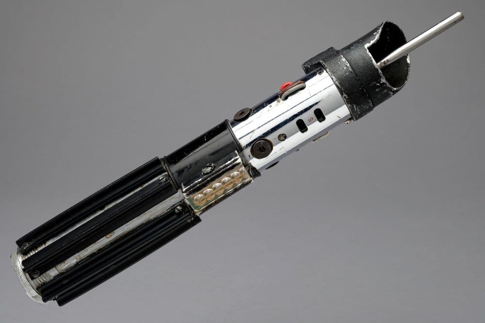 Luz do sabre de Darth Vader em leilão de itens raros de filmes. Reprodução: Gizmodo