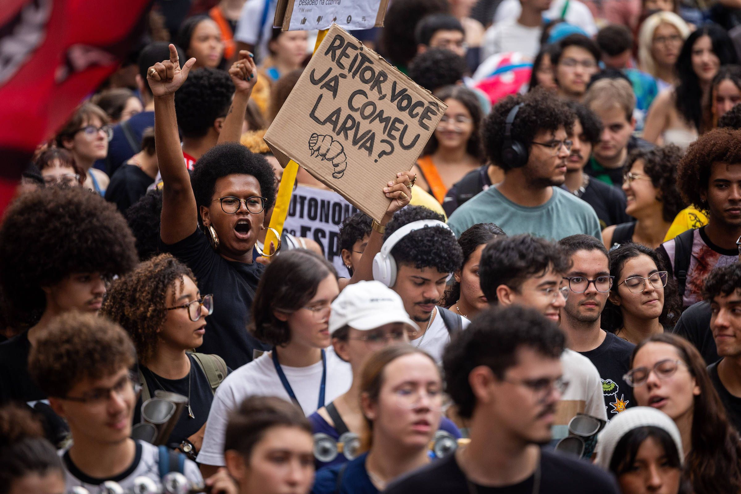 Alunos da USP bloqueiam reitoria e pedem reabertura de negocia��o. Fonte: Folha de S.Paulo
