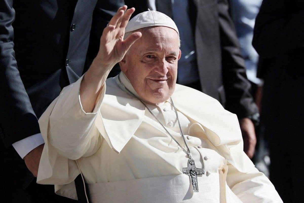 Papa Francisco acena durante visita ao Centro Social da Paróquia Serafina. Reprodução: Globo