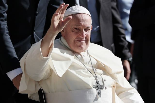 Papa Francisco acena durante visita ao Centro Social da Paróquia Serafina. Reprodução: Globo