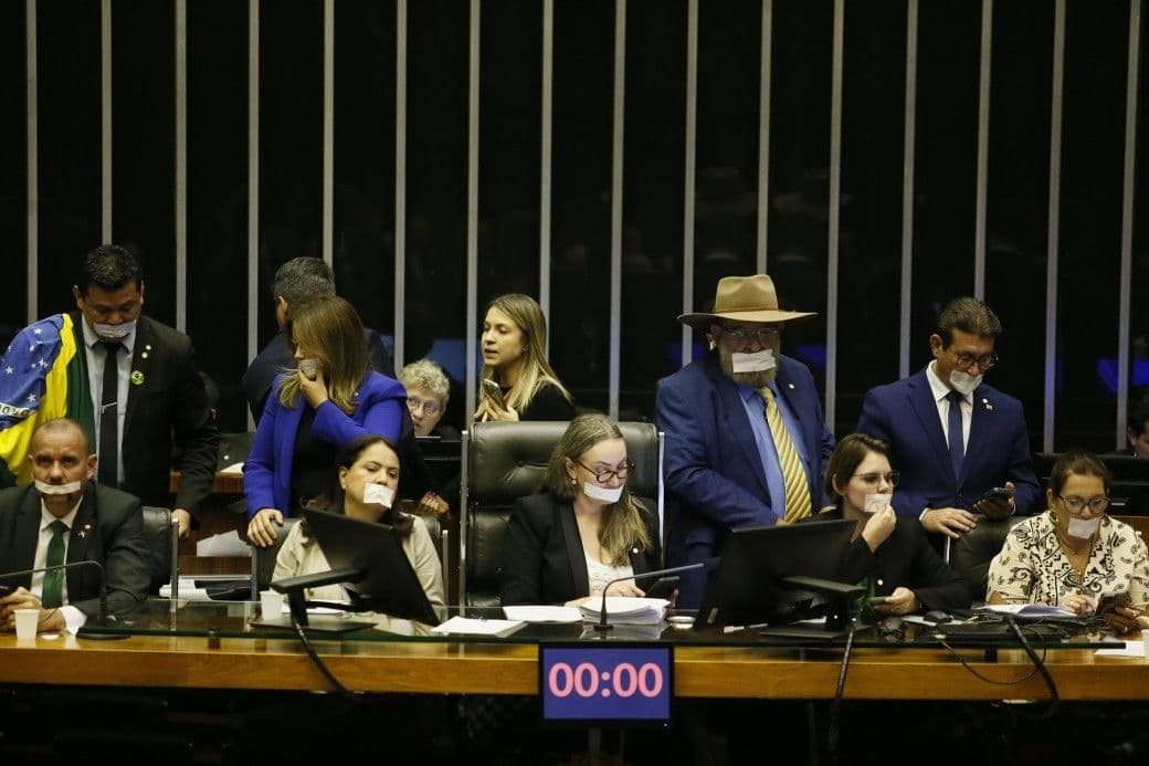 Parlamentares da oposição protestam no Congresso contra prisão de Jair Bolsonaro. Reprodução: O Globo