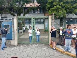 Portões da universidade de Mogi das Cruzes foram fechados às 13h para o Enem 2025. Reprodução: Retorno do item 11