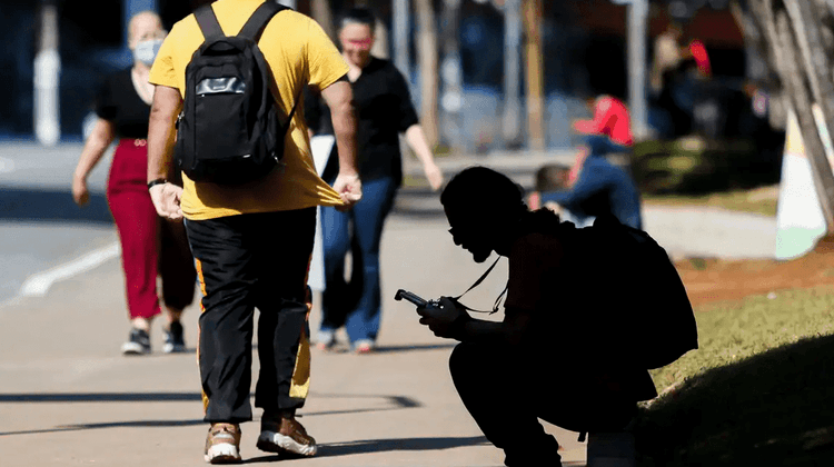 Mercado de Trabalho Enfrenta Desafios, Mas Salários Crescem