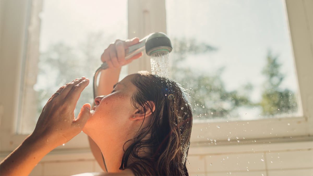 Ducha com pressão elevada mesmo com vazão baixa e botão de pausa para cortar a água.. Reprodução: Elpais