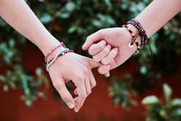 Amigos ajudam uns aos outros, evidenciando a importância da amizade para a saúde mental. Reprodução: G1