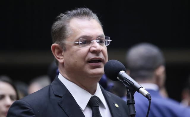 Líder do PL se reúne com Centrão sobre anistia