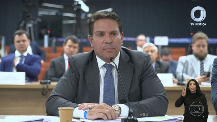 Alexandre Ramagem nega acusações sobre uso da Abin para desacreditar urnas na investigação. Reprodução: Globo