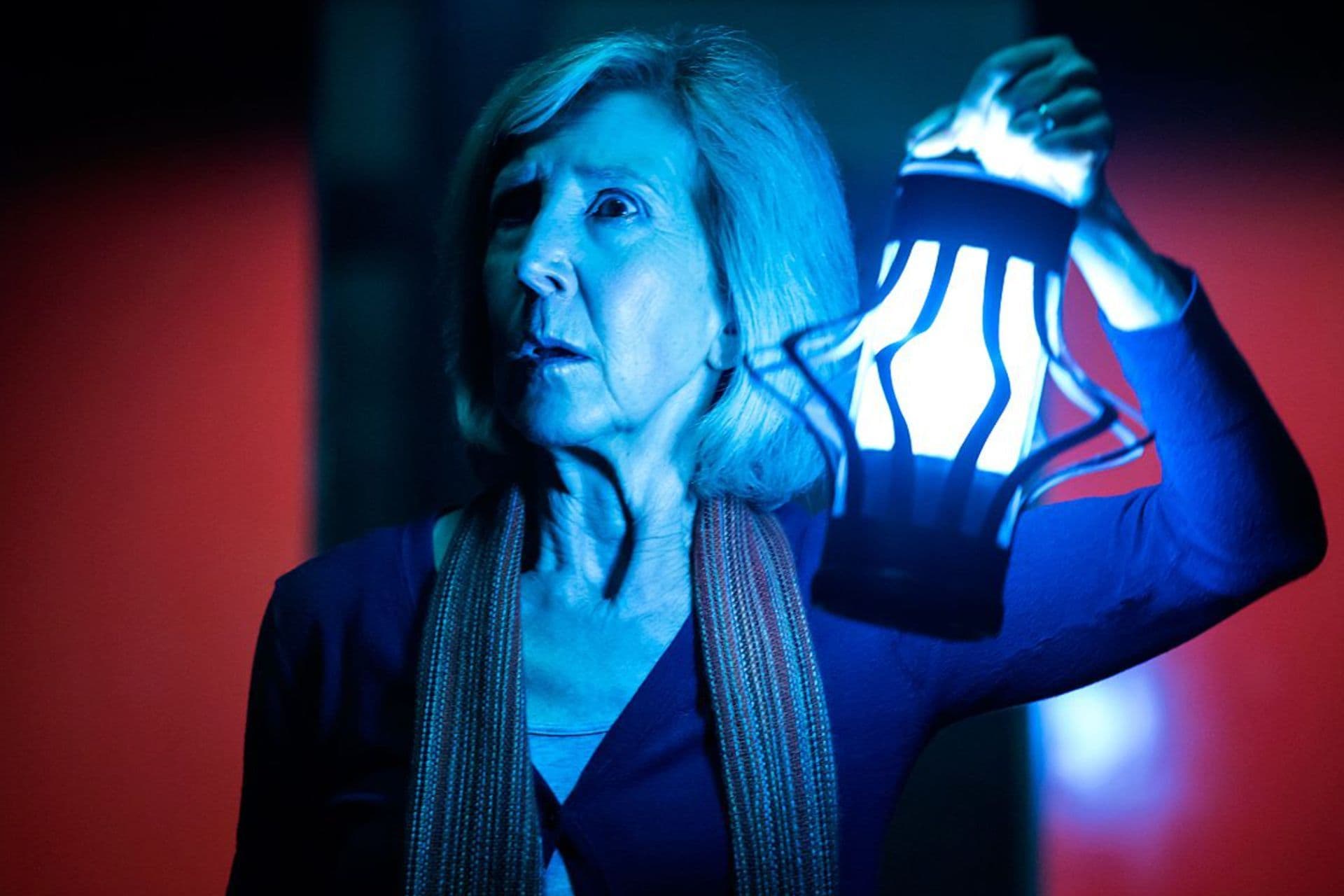 Lin Shaye retorna em Insidious 6, dirigido por Jacob Chase, com estreia prevista para 2026. Legenda da imagem. Reprodução: Retorno do item 11