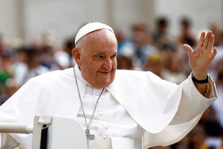 Papa Francisco se recupera e trabalha durante internação