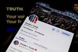 Perfil de Donald Trump no Truth Social em smartphone; Truth Predict permitirá apostas em eventos futuros. Reprodução: 'Retorno do item 11'