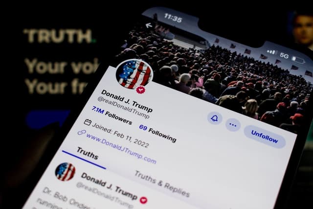 Perfil de Donald Trump no Truth Social em smartphone; Truth Predict permitirá apostas em eventos futuros. Reprodução: 'Retorno do item 11'
