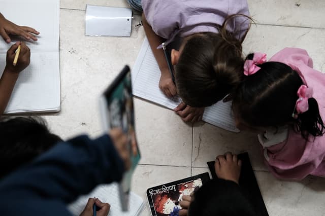 Estudantes do Colégio Temporal para a Paz em Cúcuta aprendem a escrever em sala de aula. Legenda da imagem. Reprodução: Retorno do item 11