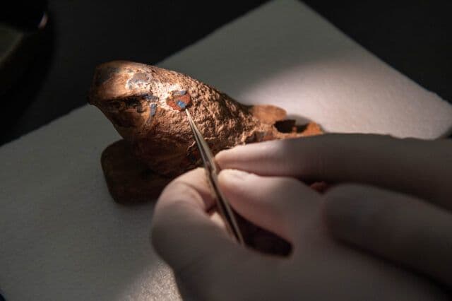 Cientistas recriam a antiga receita do pigmento azul egípcio a partir de artefatos históricos. Reprodução: Matt Unger, Carnegie Museum of Natural History