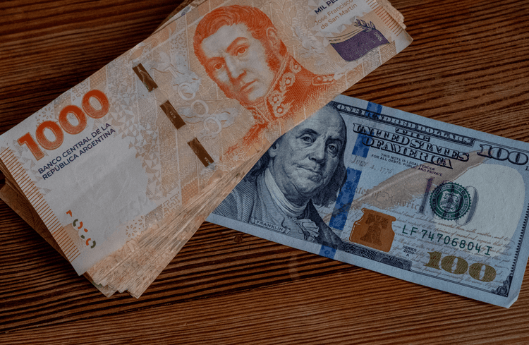 Argentinos aumentam gastos em dólares com peso forte