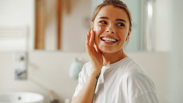 Nova crema facial promete reduzir granitos sem irritar a pele. Reprodução: El País
