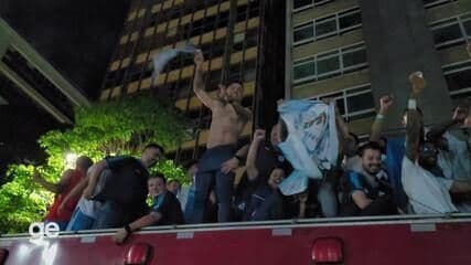 Roger Silva comemora acesso do Londrina com atletas e comissão em carro de bombeiros. Legenda da imagem. Reprodução: Retorno do item 11