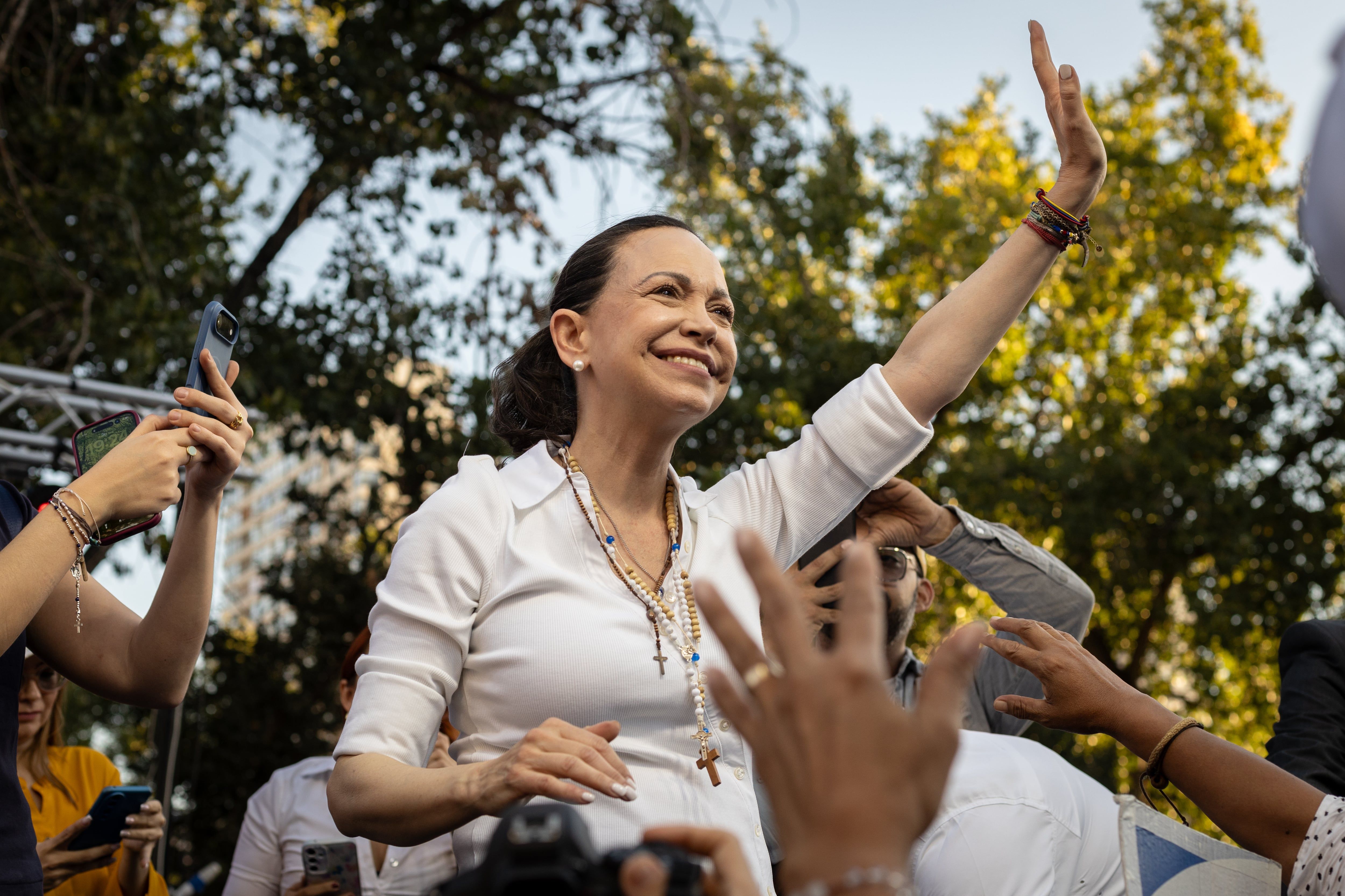 María Corina Machado fortalece alianças conservadoras antes de retornar a Caracas. Reprodução: Elpais
