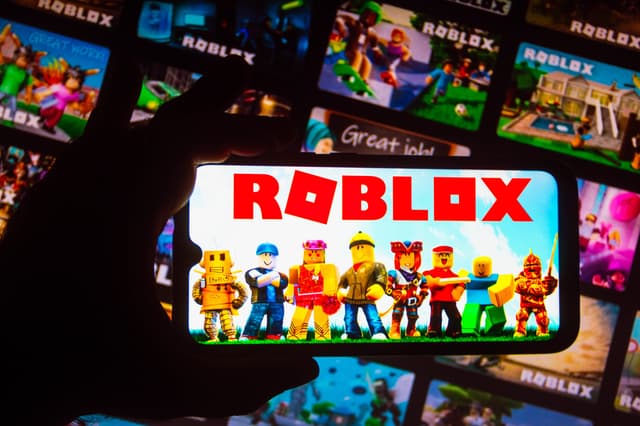 Imagem do logo do Roblox exibido em um smartphone, contexto de processo judicial envolvendo exploração infantil. Reprodução: Business Insider