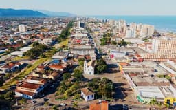 Cláudio Marcos discute novas legislações para expansão do mercado imobiliário em Itanhaém. Reprodução: Globo
