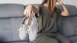 Desodorantes inusitados para combater o mau odor nos pés.; Reprodução: El País