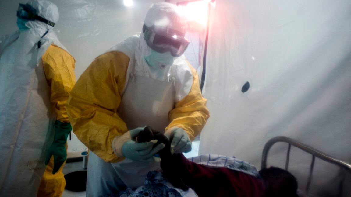 Profissionais de saúde atendem pacientes em meio ao surto de Ebola na RDC e Uganda.
