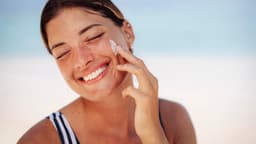 Uso diário de creme solar é essencial para proteger a pele contra queimaduras e envelhecimento prematuro. Reprodução: Heliocare