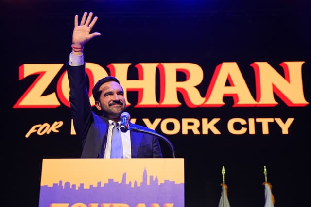 Zohran Mamdani celebra noite de eleição como novo prefeito de Nova York. Legenda da imagem. Reprodução: Retorno do item 11