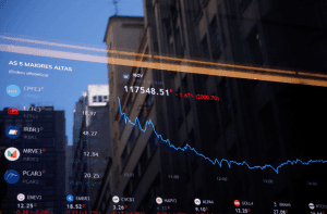 Ibovespa cai 0,92% com Hapvida e construtoras entre maiores baixas; veja destaques. Fonte: Infomoney