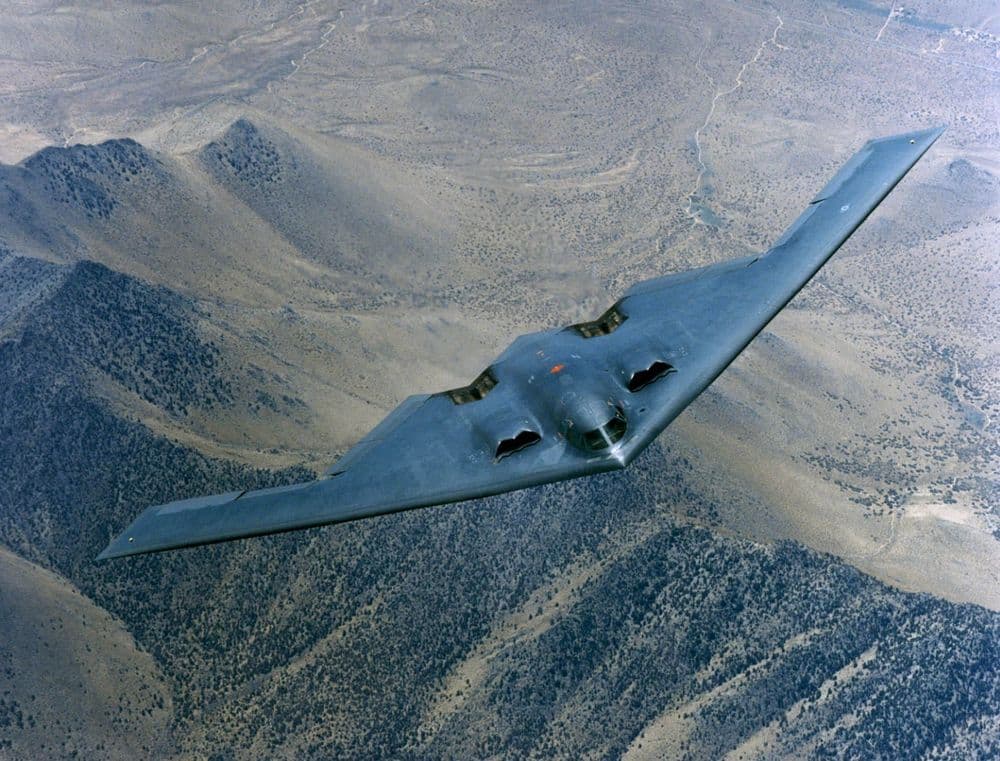 B2 bomber em voo destaca tensão geopolítica após ataques dos EUA ao Irã. Reprodução: Reuters