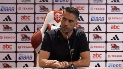 Alfredo Almeida, novo diretor da base do Flamengo, durante coletiva de apresentação no Ninho do Urubu. Reprodução: Globo