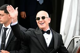 Jeff Bezos sai do Aman Hotel em Veneza no dia do seu casamento. Reprodução: Gizmodo