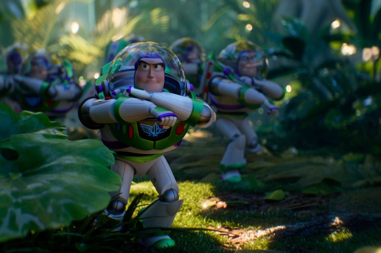 'Toy Story 5' abre com uma ilha deserta cheia de Buzz Lightyears, simbolizando novos caminhos para a franquia.