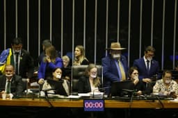 O deputado usa esparadrapo na boca durante protesto na Câmara contra prisão domiciliar de Jair Bolsonaro. Legenda da imagem. Reprodução: Globo