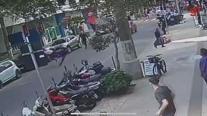 Madson, ex-jogador do Santos, agride homem suspeito de roubo em sua barbearia em Santos. Reprodução: g1