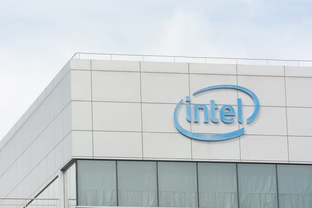 SoftBank anuncia investimento de $2 bilhões em ações da Intel, destacando a importância no setor de semicondutores.; Reprodução: Business Insider
