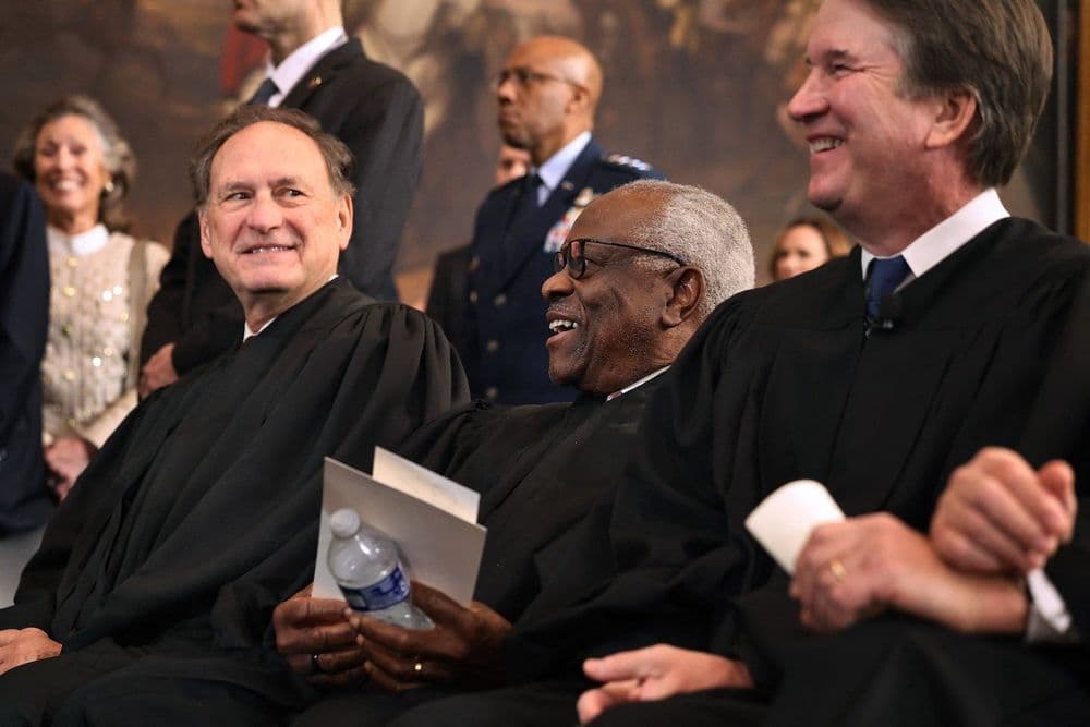 Ministros da Suprema Corte dos EUA aguardam para deixar o palco após cerimônia de posse. Reprodução: Gizmodo