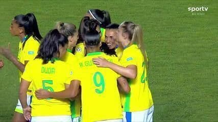 Arthur Elias chega ao Estádio Chillogallo para o jogo entre Brasil e Colômbia na Copa América Feminina. Reprodução: Globo