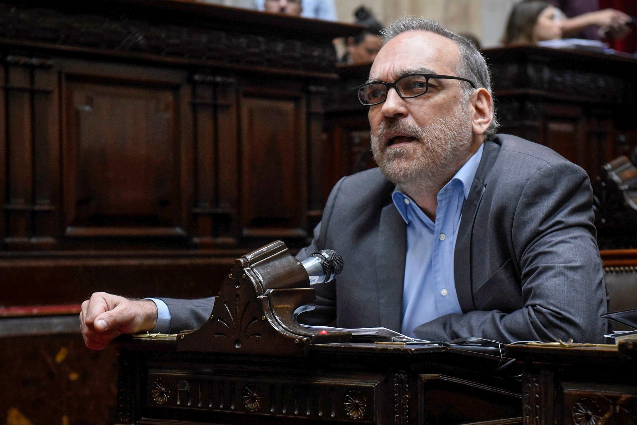 Novo embaixador argentino na UE chega a Bruxelas com estilo explosivo de Milei.. Reprodução: Elpais