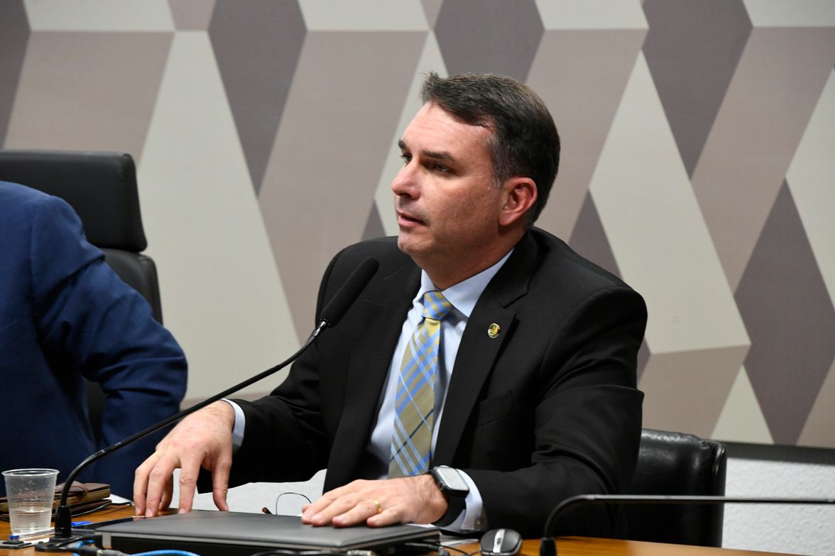 Flávio Bolsonaro lidera rejeição após áudio com Vorcaro, aponta pesquisa Atlas/Bloomberg