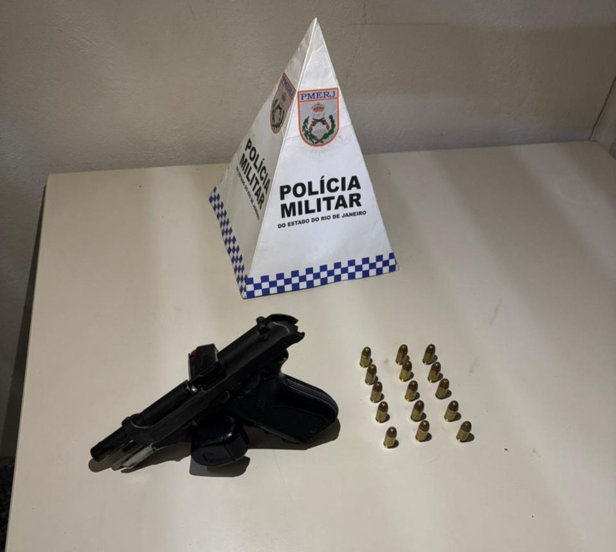 Jovem preso com arma em Paraty. Reprodução: G1