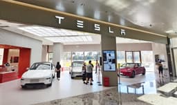 Loja de veículos elétricos da Tesla em Shanghai, acompanhando debate sobre modelos acessíveis na China. Legenda da imagem. Reprodução: Retorno do item 11